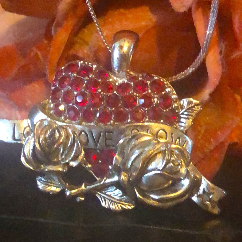 Love love love ❤️ roses 🌹 & hearts rhinestone & silver tone quality necklace